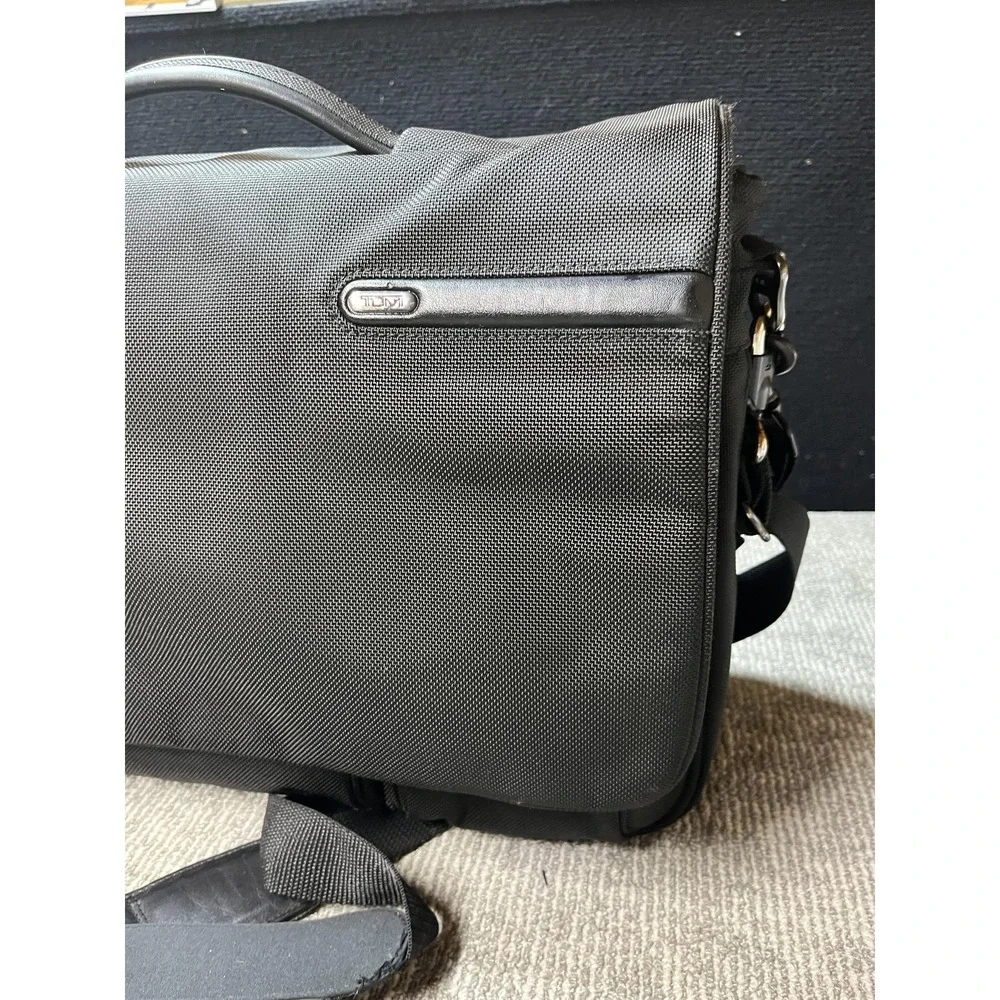 TUMI Messenger Bag Black Nylon Laptop Briefcase Mens Expandable Shoulder 18